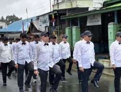 Ikut Lomba Gerak Jalan HUT Ke-80 RI,  Bupati Sofyan Kaepa Sapa dan Hibur Rakyat Banggai 